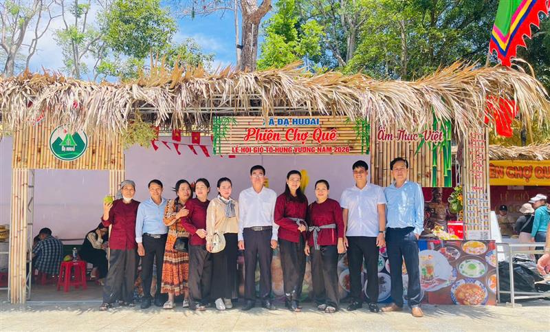 Hình ảnh tham gia Phiên chợ quê trong khuôn khổ lễ hội Giỗ Tổ Hùng Vương năm 2026
