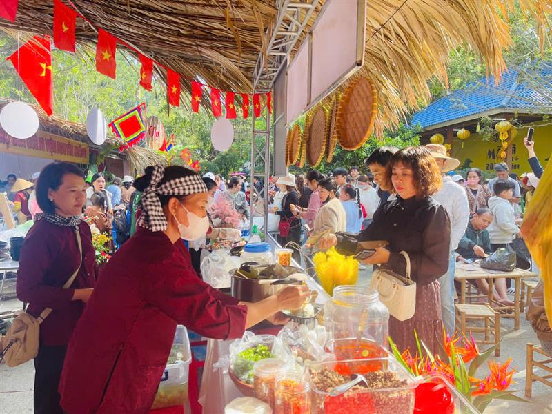 Hình ảnh tham gia Phiên chợ quê trong khuôn khổ lễ hội Giỗ Tổ Hùng Vương năm 2026