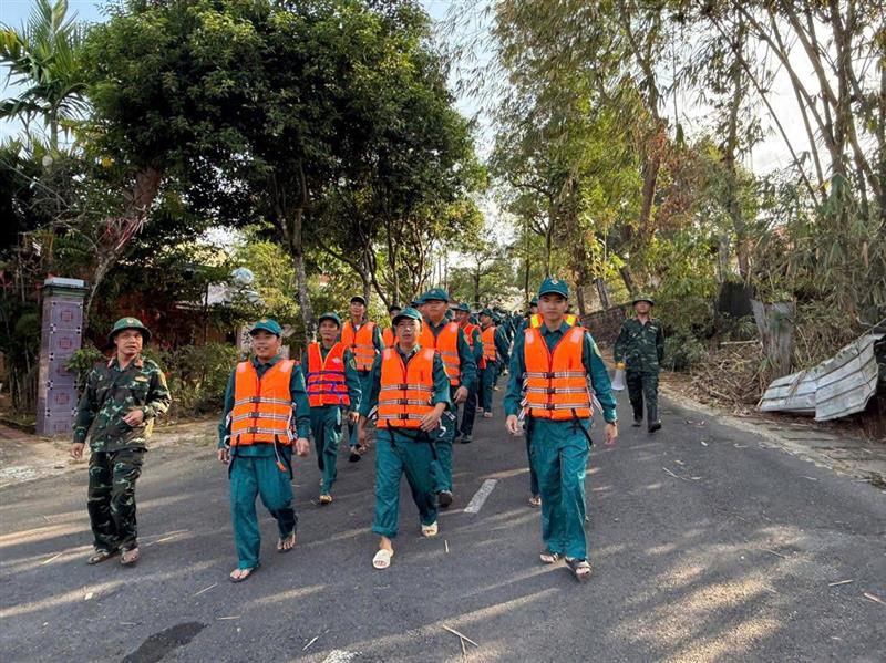 Hình ảnh buổi ra quân vệ sinh môi trường xung quanh hồ cảnh quan xã Đạ Huoai