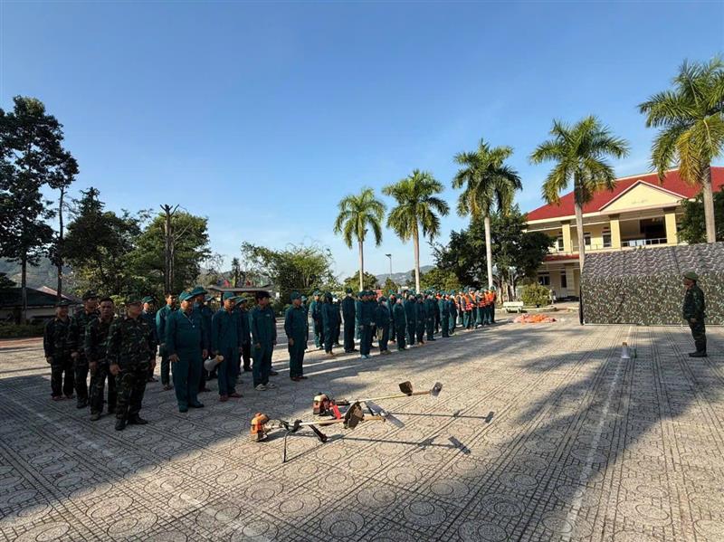 Hình ảnh buổi ra quân vệ sinh môi trường xung quanh hồ cảnh quan xã Đạ Huoai