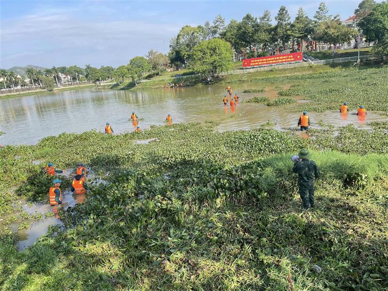 Hình ảnh buổi ra quân vệ sinh môi trường xung quanh hồ cảnh quan xã Đạ Huoai