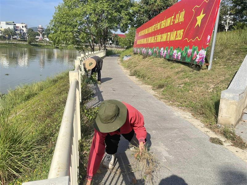 Hình ảnh buổi ra quân vệ sinh môi trường xung quanh hồ cảnh quan xã Đạ Huoai