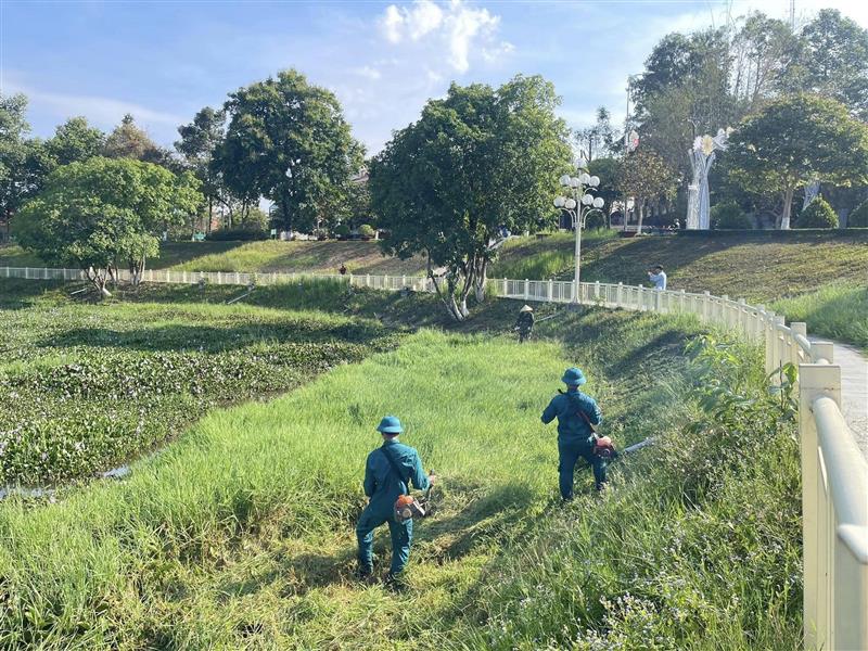 Hình ảnh buổi ra quân vệ sinh môi trường xung quanh hồ cảnh quan xã Đạ Huoai