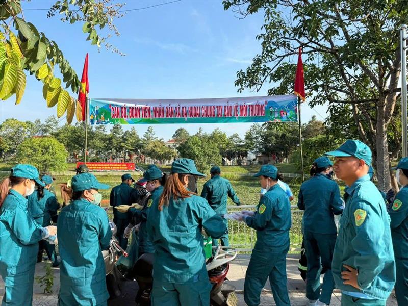 Hình ảnh buổi ra quân vệ sinh môi trường xung quanh hồ cảnh quan xã Đạ Huoai