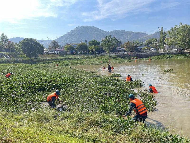 Hình ảnh buổi ra quân vệ sinh môi trường xung quanh hồ cảnh quan xã Đạ Huoai