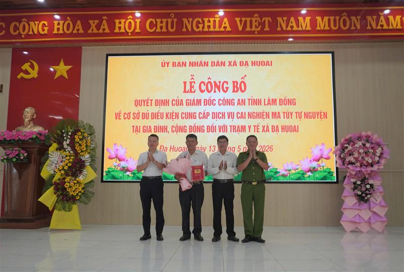 Hình ảnh Lễ công bố Quyết định của Giám đốc Công an tỉnh Lâm Đồng về cơ sở đủ điều kiện cung cấp dịch vụ cai nghiện ma túy tự nguyện tại gia đình, cộng đồng đối với Trạm Y tế xã Đạ Huoai