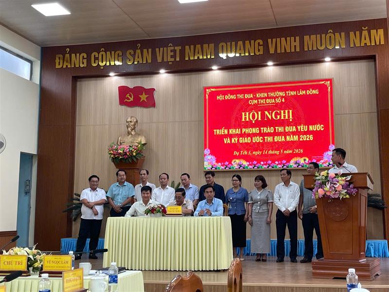 Lãnh đạo các xã ký giao ước thi đua