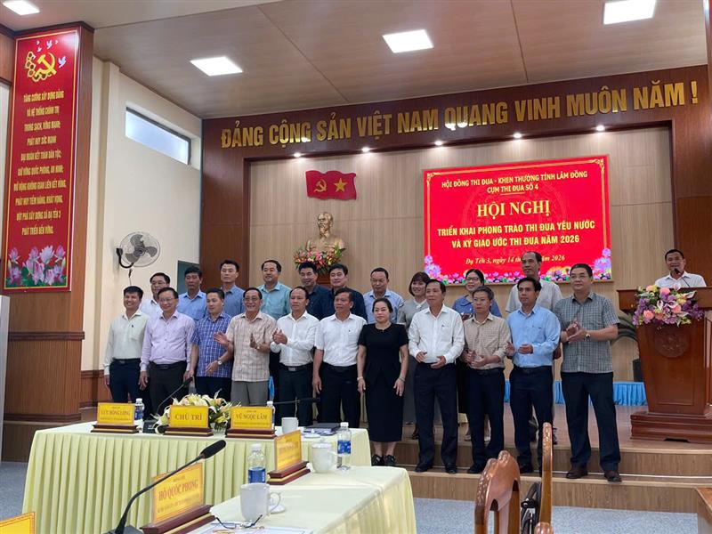 Lãnh đạo các xã chụp hình lưu niệm