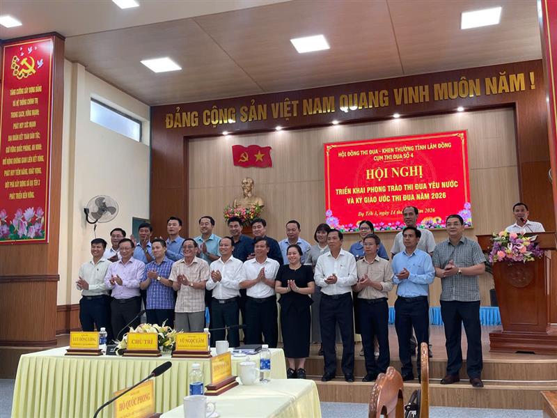 Lãnh đạo các xã chụp hình lưu niệm