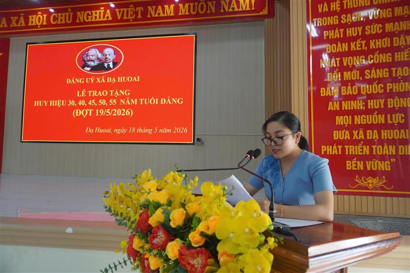Hình ảnh Lễ trao tặng Huy hiệu Đảng đợt 19/5/2026