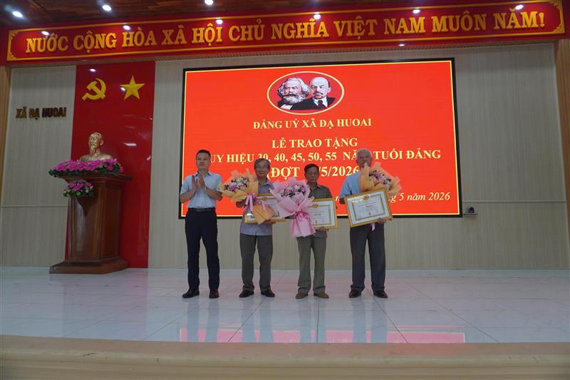 Hình ảnh Lễ trao tặng Huy hiệu Đảng đợt 19/5/2026