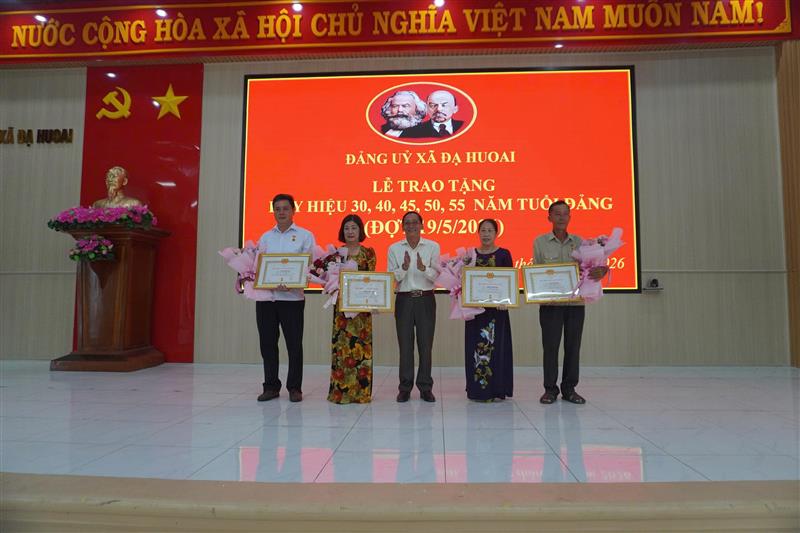 Hình ảnh Lễ trao tặng Huy hiệu Đảng đợt 19/5/2026