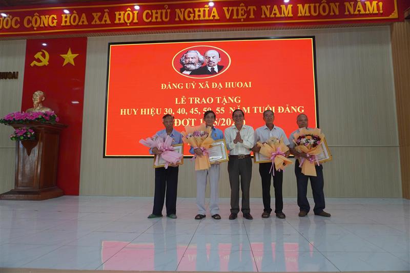 Hình ảnh Lễ trao tặng Huy hiệu Đảng đợt 19/5/2026