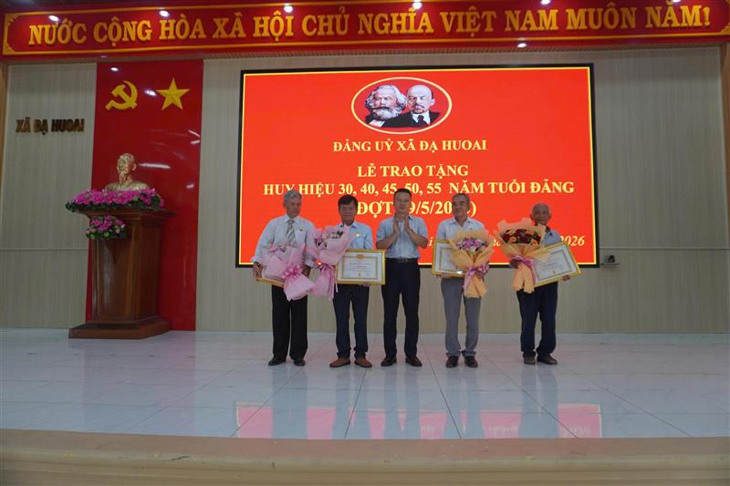 Hình ảnh Lễ trao tặng Huy hiệu Đảng đợt 19/5/2026