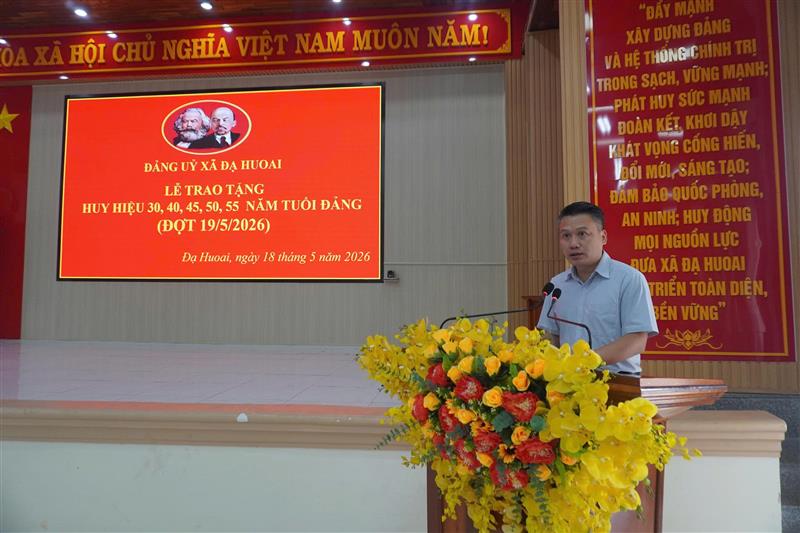Hình ảnh Lễ trao tặng Huy hiệu Đảng đợt 19/5/2026