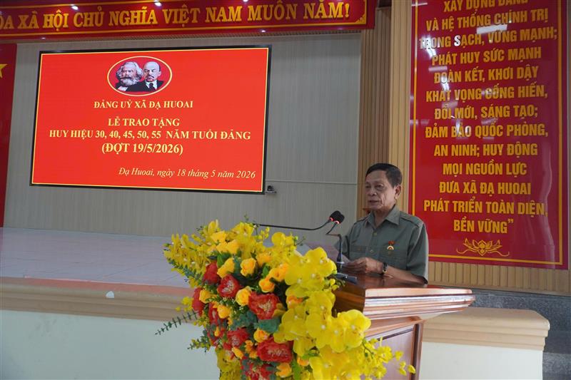 Hình ảnh Lễ trao tặng Huy hiệu Đảng đợt 19/5/2026