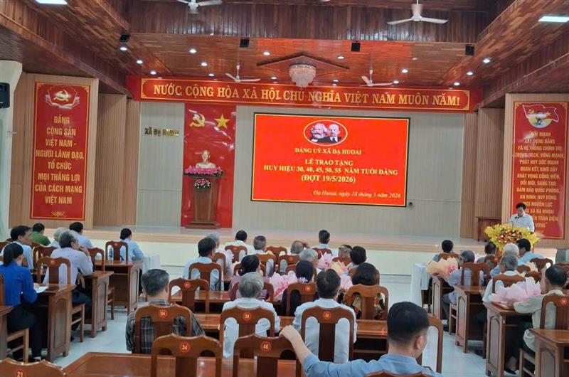 Hình ảnh Lễ trao tặng Huy hiệu Đảng đợt 19/5/2026