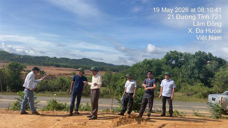 Hình ảnh của lãnh đạo xã cùng chủ đầu tư và đơn vị thi công đi thực địa