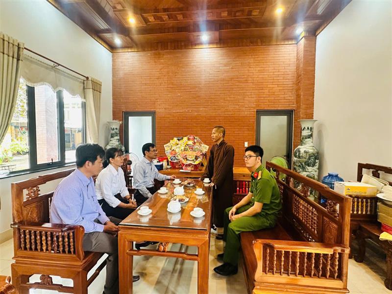 Đoàn do đồng chí Đinh Viết Bảo – Phó Bí thư TT làm trưởng đoàn thăm và chúc mừng Phật đản tại Chùa Khánh Hỷ