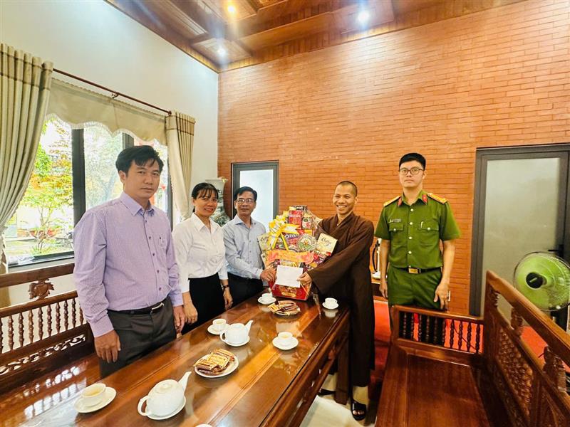 Đoàn do đồng chí Đinh Viết Bảo – Phó Bí thư TT làm trưởng đoàn thăm và chúc mừng Phật đản tại Chùa Khánh Hỷ