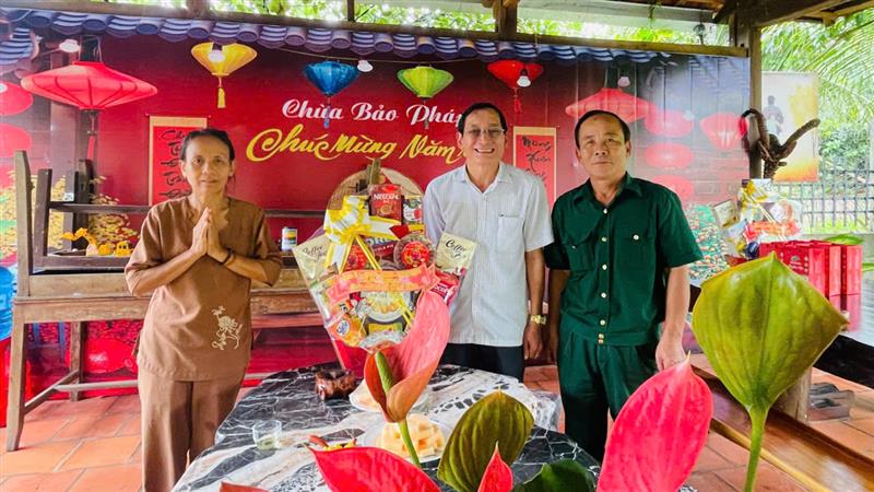 Đoàn do đồng chí Lưu Hồng Long – Chủ tịch UBND xã làm trưởng đoàn thăm và chúc mừng tại điểm sinh hoạt Phật giáo Đạo Tràng Bảo pháp