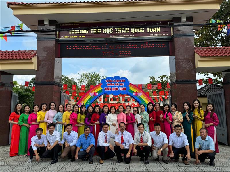 Tập thể cán bộ quản lý, giáo viên, nhân viên của trường tiểu học Trần Quốc Toản chụp hình tại Lễ Khai giảng năm học 2025-2026