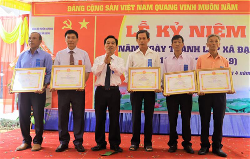 Các tập thể, cá nhân xã Đạ Oai được UBND huyện Đạ Huoai khen thưởng trong dịp kỷ niệm 40 năm thành lập xã