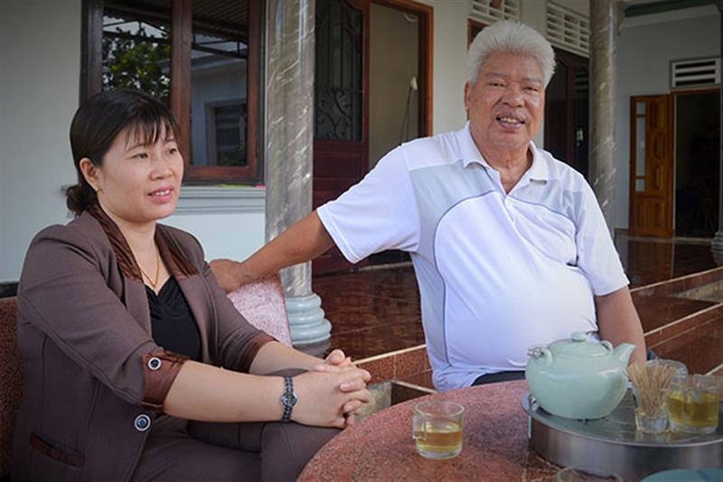 Ông Nguyễn Xuân Lợi - nguyên Chủ tịch UBND huyện Đạ Huoai trò chuyện với cán bộ trẻ của huyện