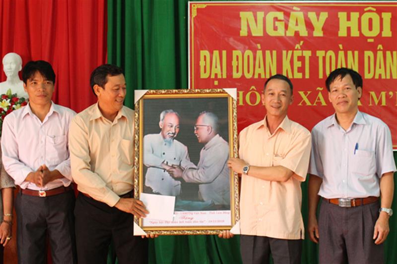 Đồng chí Trần Văn Hiệp, Trưởng Ban Tuyên giáo Tỉnh ủy Lâm Đồng, trao tặng nhân dân Thôn 3 bức ảnh Bác Hồ với Bác Tôn