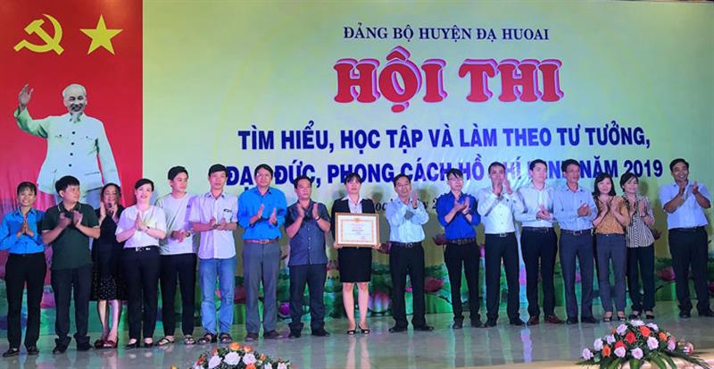 Ban tổ chức trao giải Nhất chung cuộc cho Đội liên quân (Huyện ủy - Mặt trận - Đoàn thể huyện Đạ Huoai)