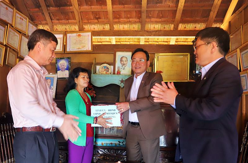 Phó Chủ tịch UBND tỉnh thăm, tặng quà và chúc Tết gia đình bệnh binh ông Điểu K’Lộc A (xã Đồng Nai Thượng)