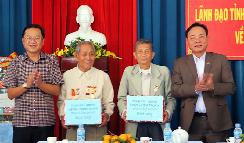 Đồng chí Nguyễn Văn Yên tặng quà Tết cho 2 cựu tù chính trị Nguyễn Miêu và Huỳnh Chua (xã Đạ Lây)