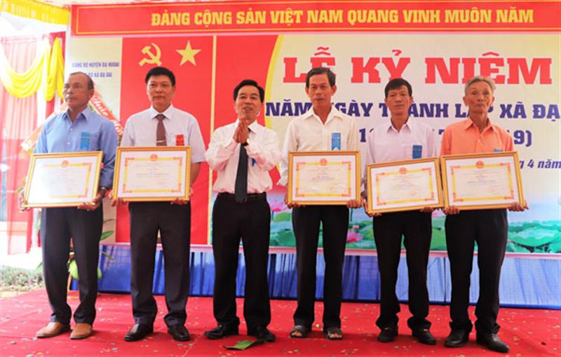 UBND huyện Đạ Huoai tặng Giấy khen cho các tập thể, cá nhân xã Đạ Oai