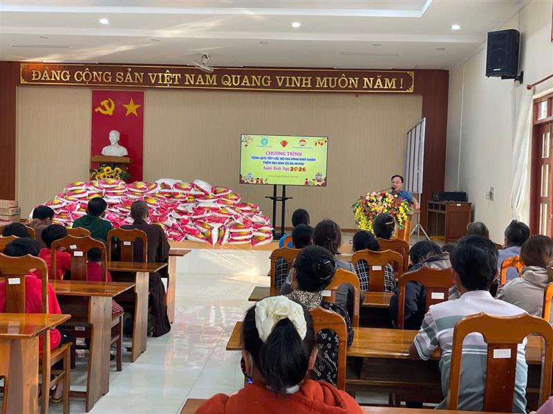 Đồng chí Nguyễn Tiến Sỹ, Phó Chủ tịch UBMTTQ Việt Nam xã phát biểu cảm ơn các nhà tài trợ Đồng chí Nguyễn Tiến Sỹ, Phó Chủ tịch UBMTTQ Việt Nam xã phát biểu cảm ơn các nhà tài trợ