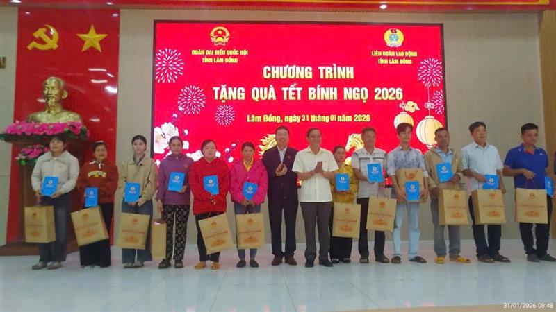 Lãnh đạo địa phương cùng Đoàn công tác trao quà Tết cho công nhân, người lao động xã Đạ Huoai Lãnh đạo địa phương cùng Đoàn công tác trao quà Tết cho công nhân, người lao động xã Đạ Huoai