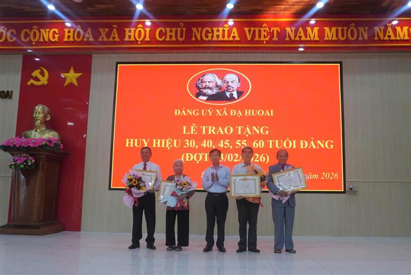 Đồng chí Đinh Viết Bảo - Phó Bí thư Thường trực Đảng ủy trao Huy hiệu Đảng cho các đảng viên được nhận huy hiệu 60 năm, 55 năm, 45 năm, 40 năm. Đồng chí Đinh Viết Bảo - Phó Bí thư Thường trực Đảng ủy trao Huy hiệu Đảng cho các đảng viên được nhận huy hiệu 60 năm, 55 năm, 45 năm, 40 năm.