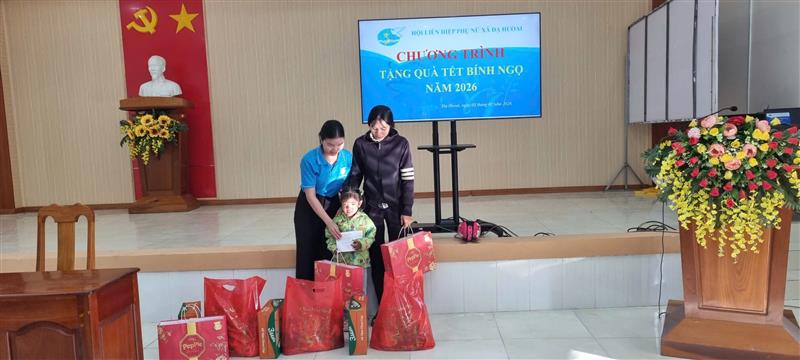 Chị Đinh Thị Đoan - UVBTV LHPN xã trao quà Chị Đinh Thị Đoan - UVBTV LHPN xã trao quà