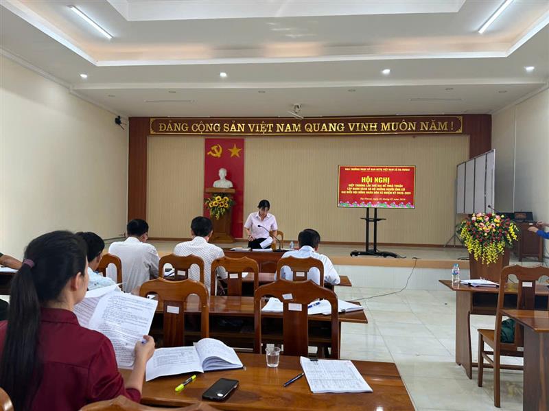 Đồng chí Trần Thị Thu Hằng – Chủ tịch Ủy ban Mặt trận Tổ quốc Việt Nam xã Đạ Huoai chủ trì Đồng chí Trần Thị Thu Hằng – Chủ tịch Ủy ban Mặt trận Tổ quốc Việt Nam xã Đạ Huoai chủ trì