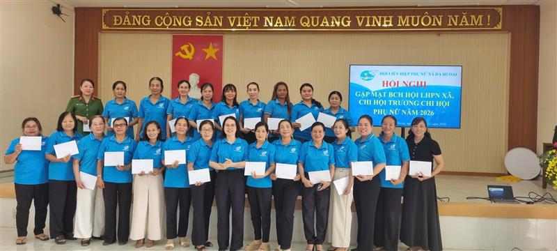 Chị Phạm Thị Tuyết – UVBCH Đảng uỷ - PCT UBMTTQVN - Chủ tịch Hội LHPN xã trao quà Chị Phạm Thị Tuyết – UVBCH Đảng uỷ - PCT UBMTTQVN - Chủ tịch Hội LHPN xã trao quà