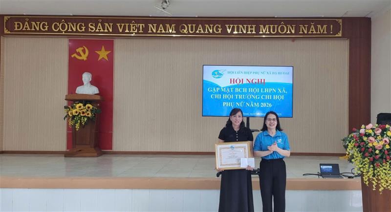 Chị Phạm Thị Tuyết – UVBCH Đảng uỷ - PCT UBMTTQVN - Chủ tịch Hội LHPN xã trao giấy khen Chị Phạm Thị Tuyết – UVBCH Đảng uỷ - PCT UBMTTQVN - Chủ tịch Hội LHPN xã trao giấy khen