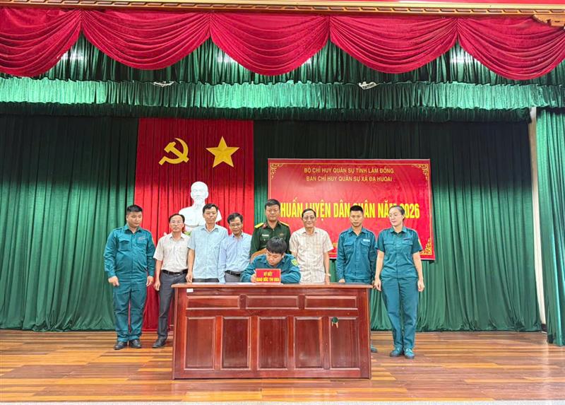 Các Tiểu đội ký cam kết giao ước thi đua Các Tiểu đội ký cam kết giao ước thi đua