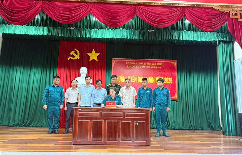 Các Tiểu đội ký cam kết giao ước thi đua Các Tiểu đội ký cam kết giao ước thi đua