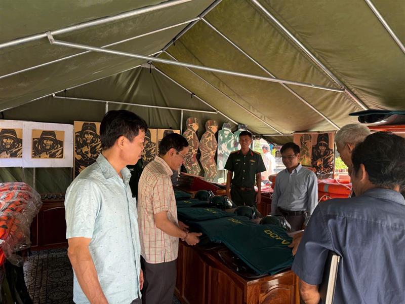 Các đại biểu và chiến sĩ dân quân tham quan khu trưng bày cơ sở vật chất huấn luyện Các đại biểu và chiến sĩ dân quân tham quan khu trưng bày cơ sở vật chất huấn luyện