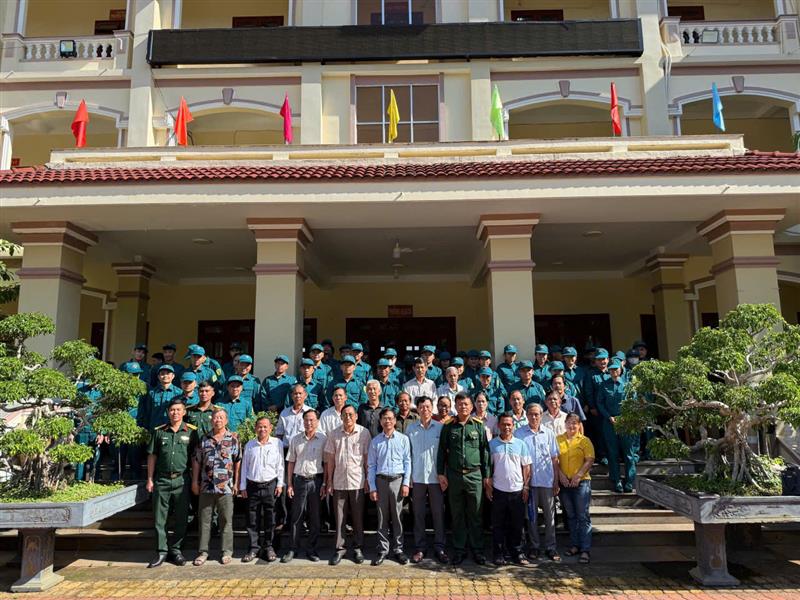 Các đại biểu và chiến sĩ dân quân chụp hình lưu niệm Các đại biểu và chiến sĩ dân quân chụp hình lưu niệm