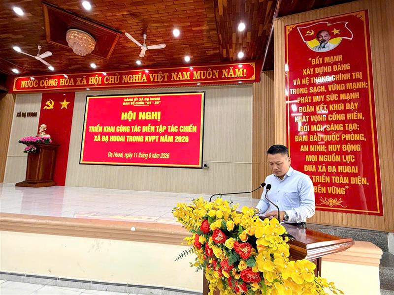 Đồng chí Nguyễn Tiến Dũng - Tỉnh ủy viên, Bí thư Đảng ủy, Chủ tịch HĐND xã, Trưởng ban Tổ chức diễn tập phát biểu chỉ đạo Đồng chí Nguyễn Tiến Dũng - Tỉnh ủy viên, Bí thư Đảng ủy, Chủ tịch HĐND xã, Trưởng ban Tổ chức diễn tập phát biểu chỉ đạo