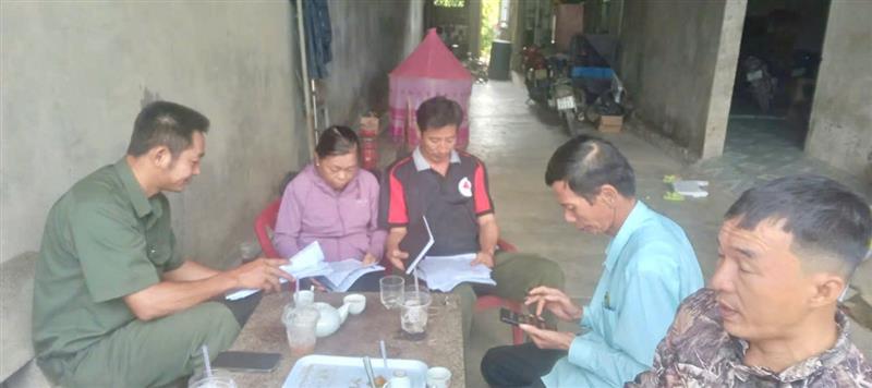 Cử tri hộ gia đình thực hiện quyền dân chủ khi tham gia bỏ phiếu lấy ý kiến Cử tri hộ gia đình thực hiện quyền dân chủ khi tham gia bỏ phiếu lấy ý kiến