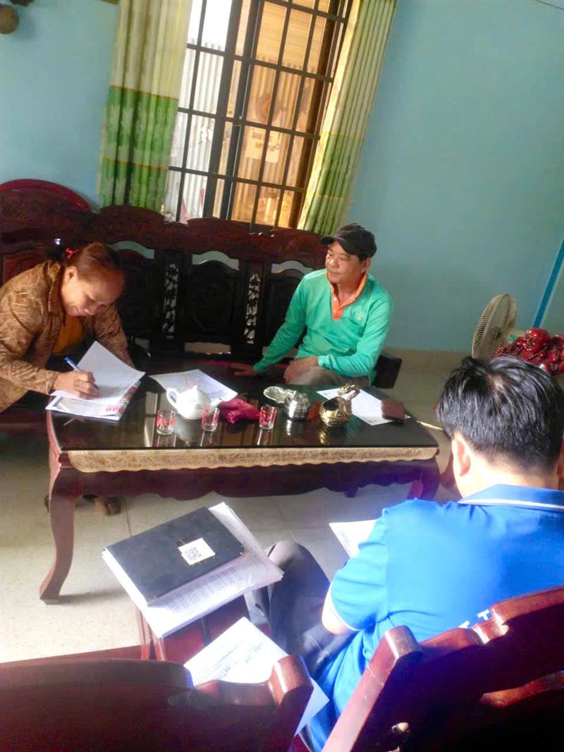 Cử tri hộ gia đình thực hiện quyền dân chủ khi tham gia bỏ phiếu lấy ý kiến Cử tri hộ gia đình thực hiện quyền dân chủ khi tham gia bỏ phiếu lấy ý kiến