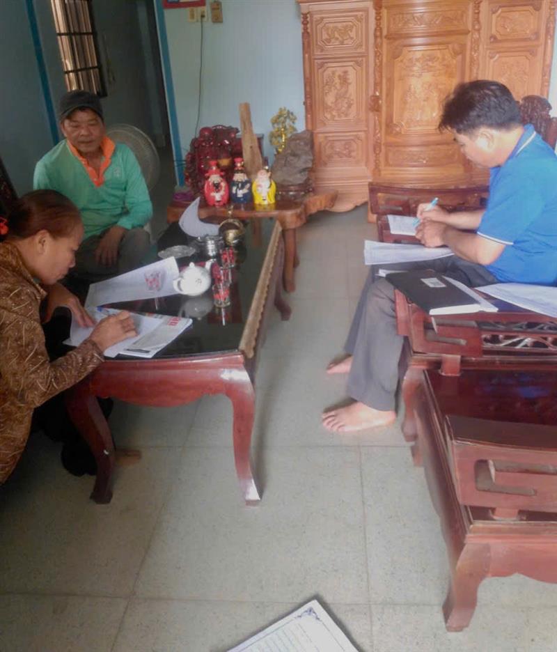 Cử tri hộ gia đình thực hiện quyền dân chủ khi tham gia bỏ phiếu lấy ý kiến Cử tri hộ gia đình thực hiện quyền dân chủ khi tham gia bỏ phiếu lấy ý kiến